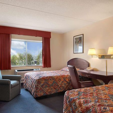 Super 8 By Wyndham Manchester Airport Chambre photo